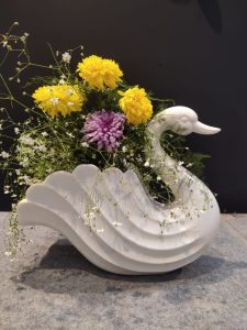 swan marbel- garden article - statue